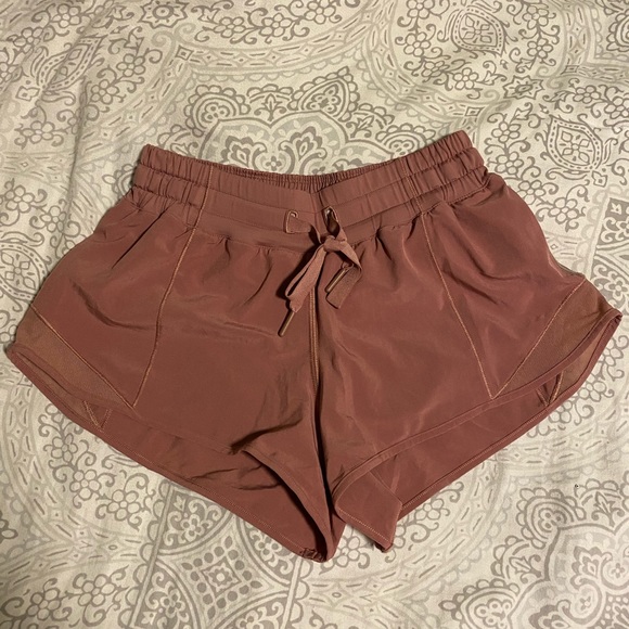 *RARE* Lululemon Hotty Hot Shorts *2.5” Quicksand Sz 4 - Picture 1 of 5